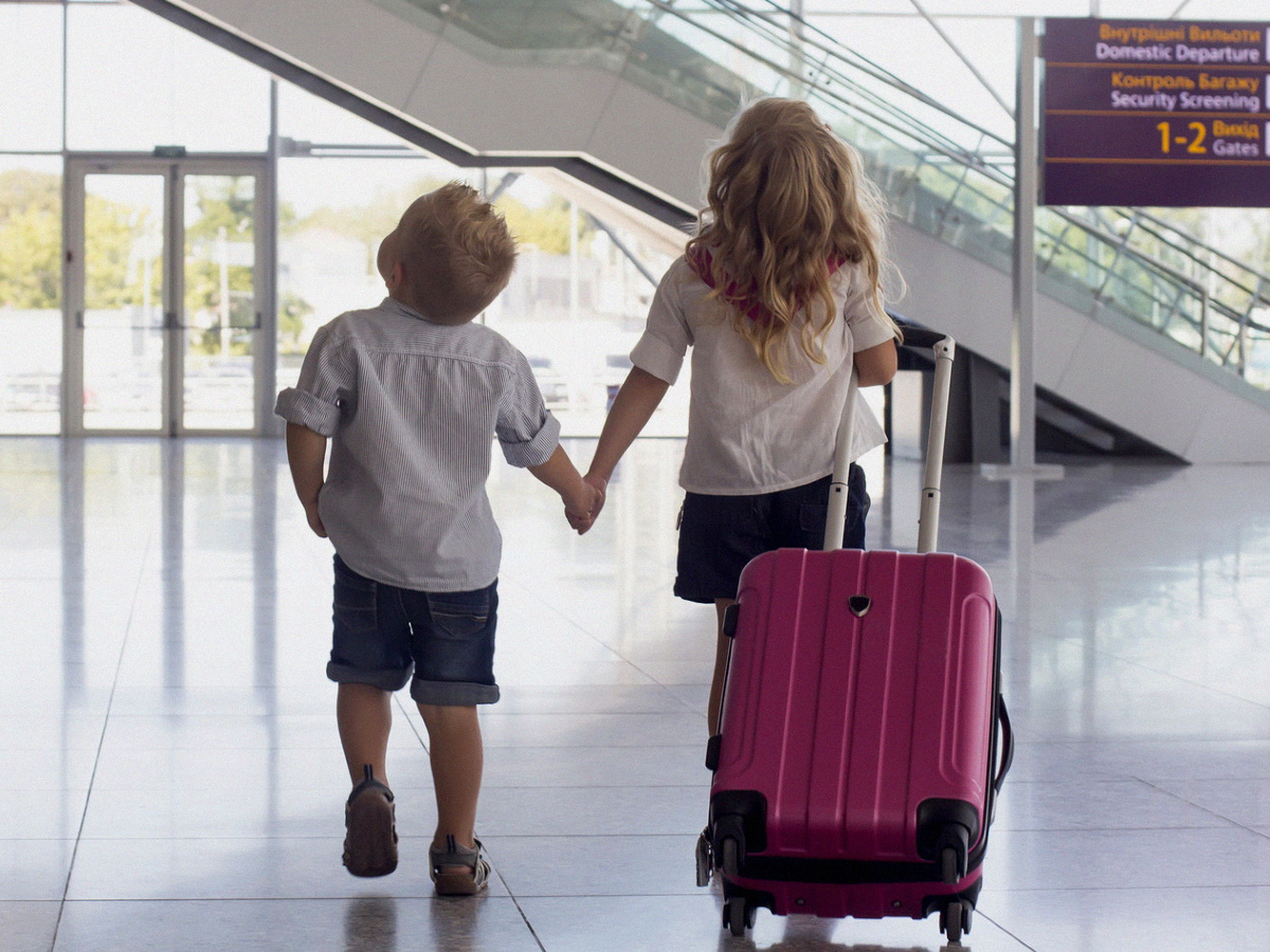 Может ли ребенок путешествовать без родителей?.