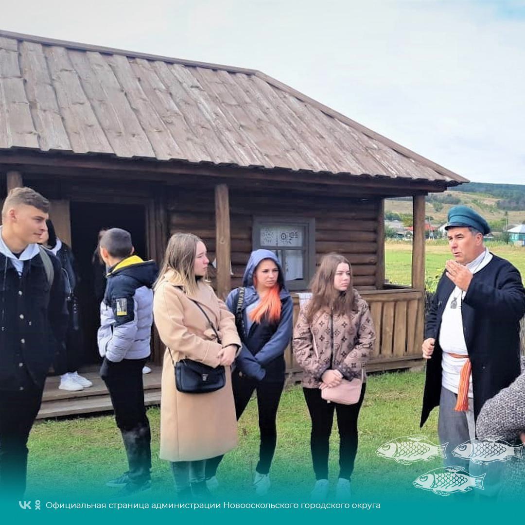 Фольклорный ансамбль «Истоки» Тростенецкого дома культуры провёл экскурсию для туристов из Губкина.