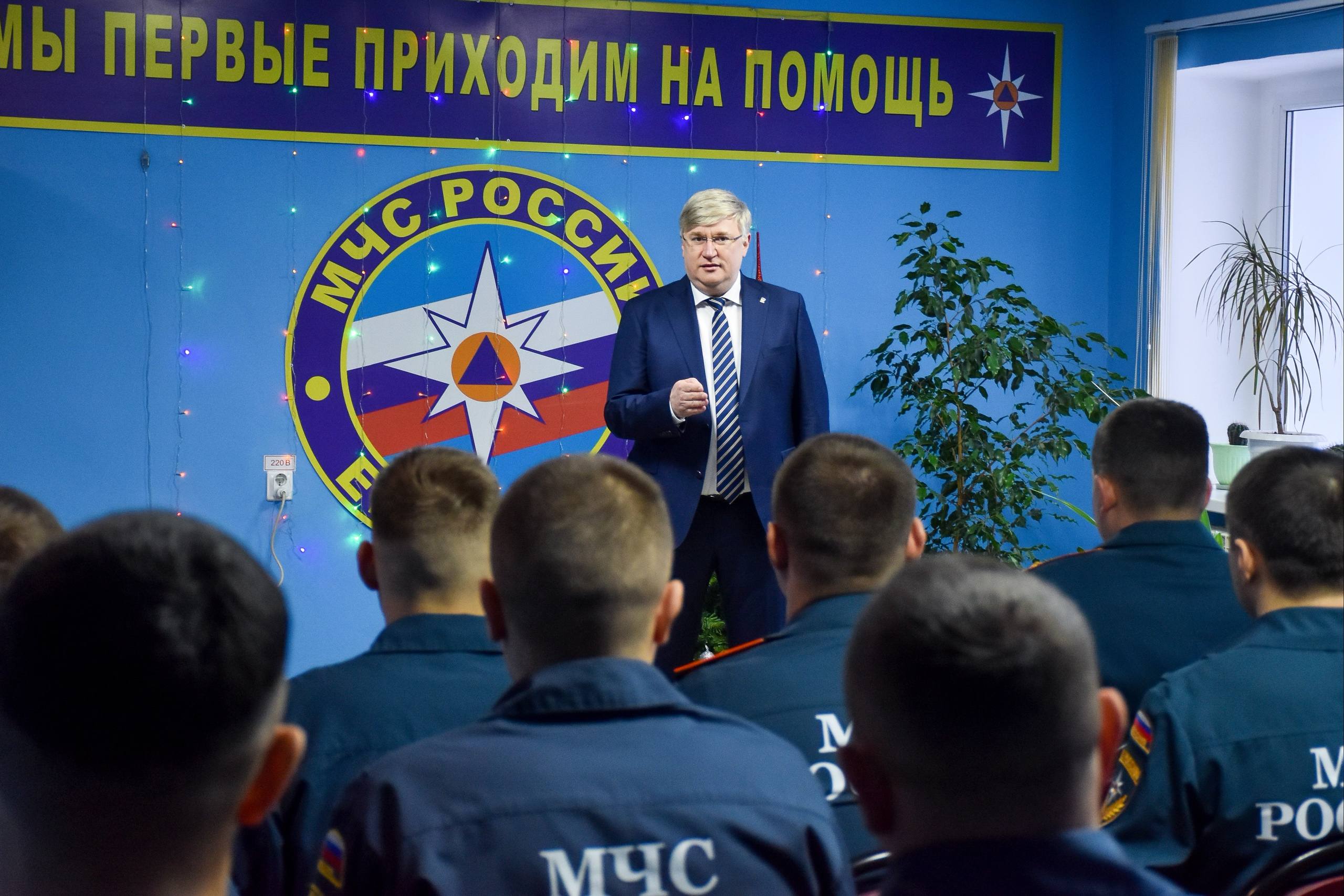 Глава администрации Новооскольского муниципального округа Андрей Егорович Миськов поздравил с профессиональным праздником и 35-летием со дня основания МЧС России наших спасателей..