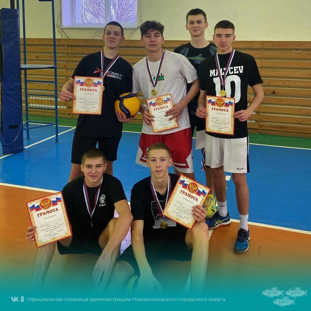 Отличные результаты показали новооскольские  волейболисты на товарищеском турнире в Алексеевке.