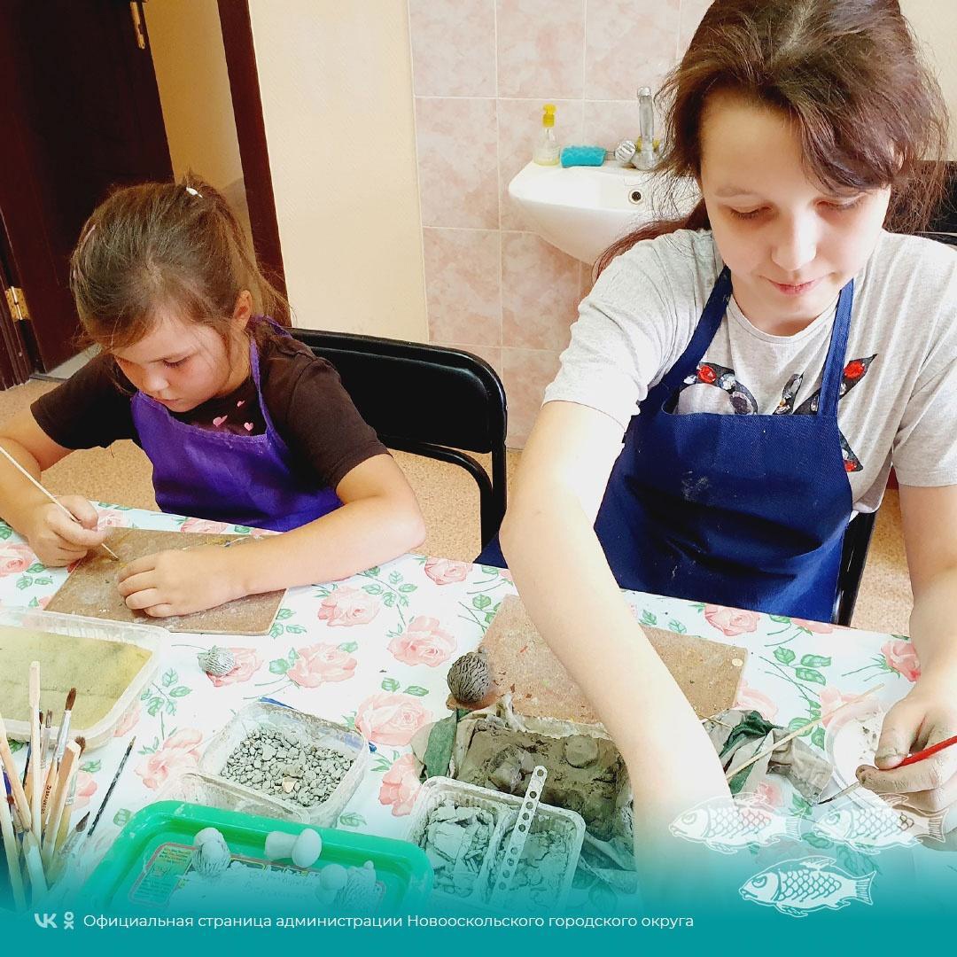 На базе Новооскольского дома ремёсел воспитанники студии «Сувенирчики» приступили к занятиям после летних каникул.