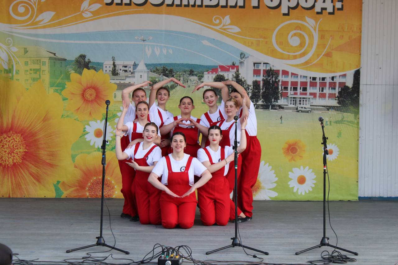 В городском парке культуры и отдыха Нового Оскола состоялся праздничный концерт, посвящённый Дню весны и Труда.