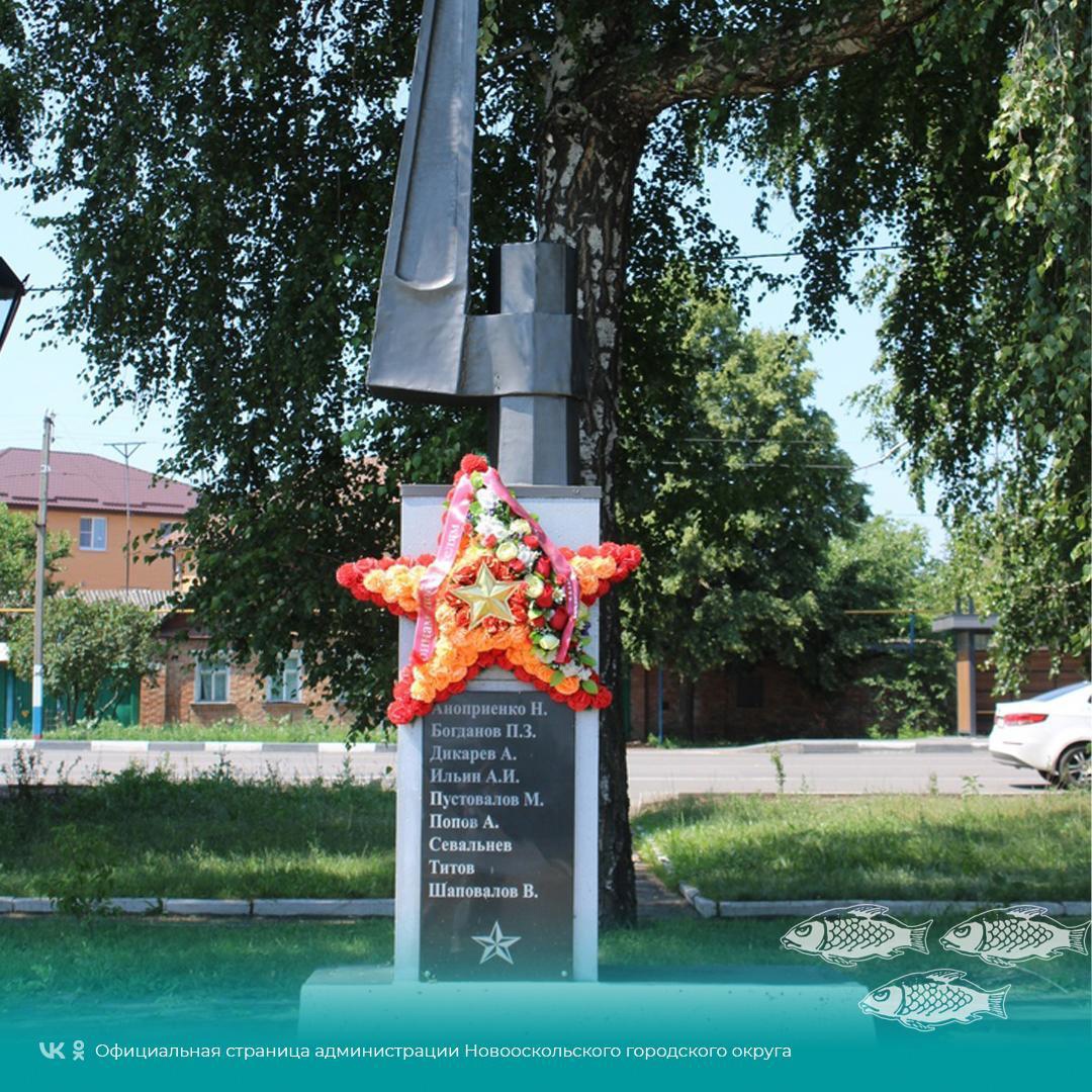 Памятник железнодорожникам – одна из достопримечательностей Новоосколья.