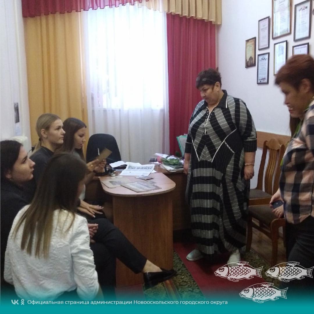Новооскольские школьники в рамках внеклассного урока «Наша страна – Россия» посетили городской архив.