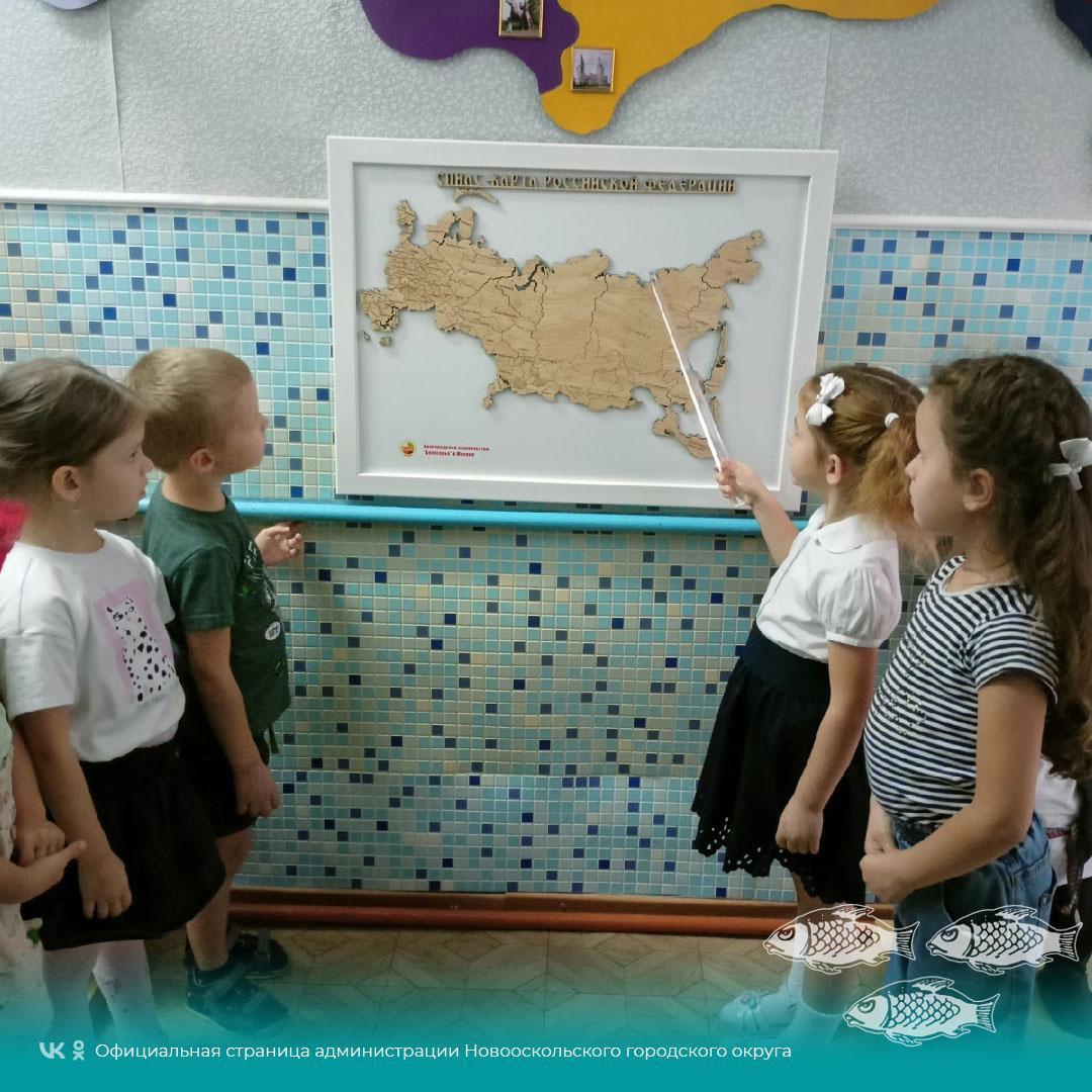 В детском саду №9 дети - волонтёры, участники движения «Добролучики» провели экскурсию в уголке учреждения для воспитанников старшей группы общеразвивающей направленности.