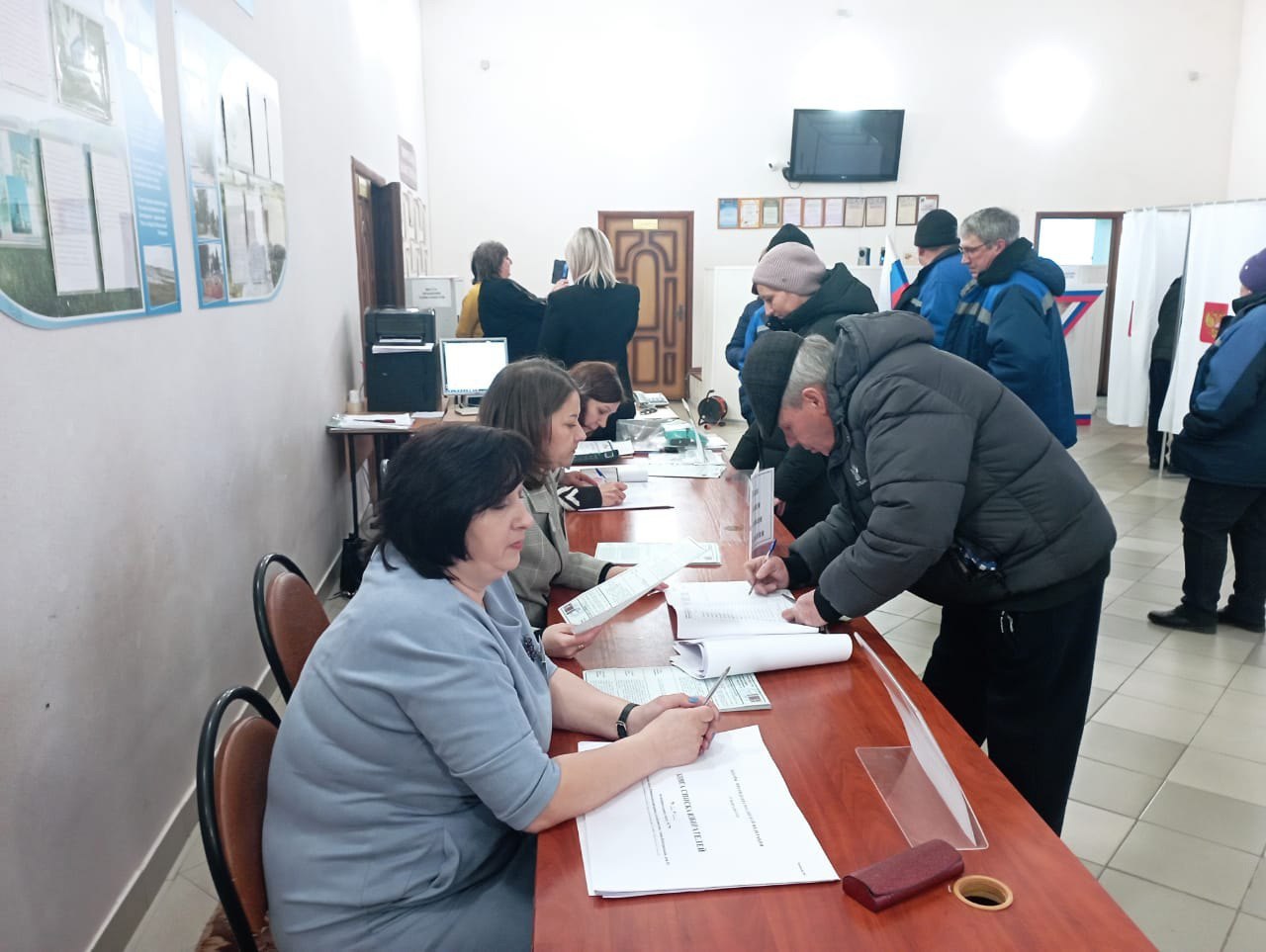 Избирательные участки Новооскольского городского округа работают в полную силу, чтобы обеспечить удобство и доступность голосования для всех граждан..