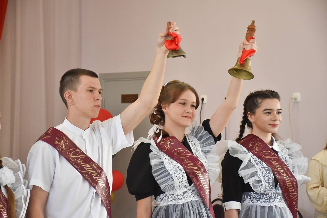 Во всех школах Новооскольского округа прозвенел последний звонок.