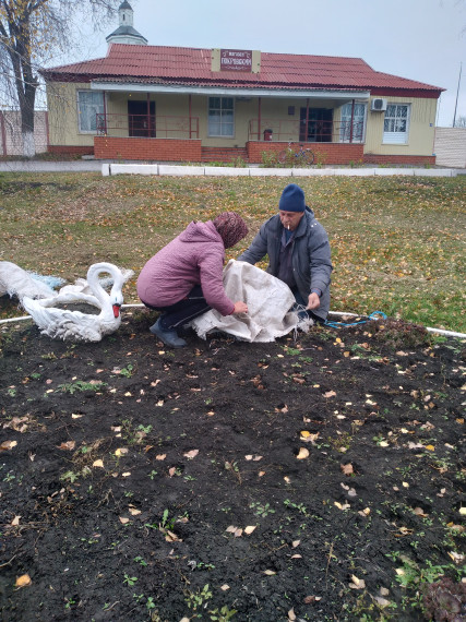 Продолжаются работы по благоустройству Старобезгинской сельской территории.