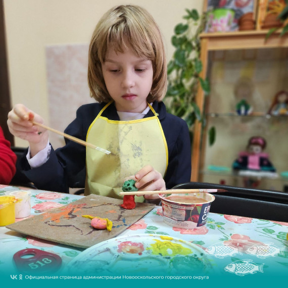 В Доме детского творчества регулярно с детьми проходят творческие и интересные занятия .