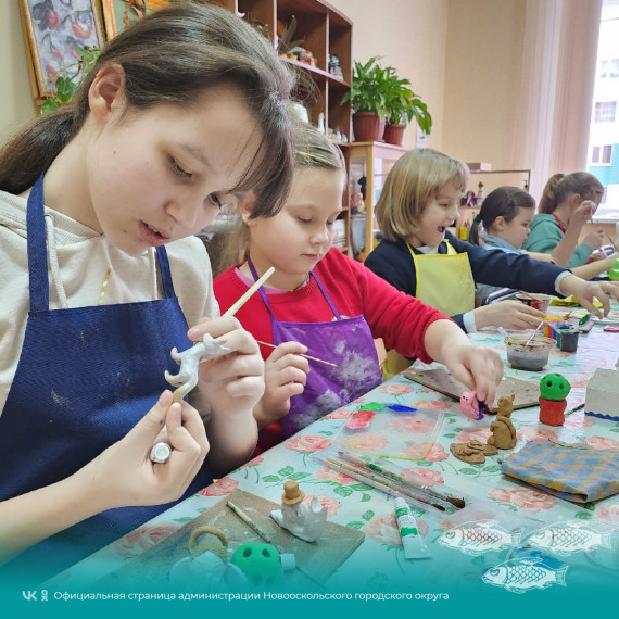 В Доме детского творчества регулярно с детьми проходят творческие и интересные занятия .