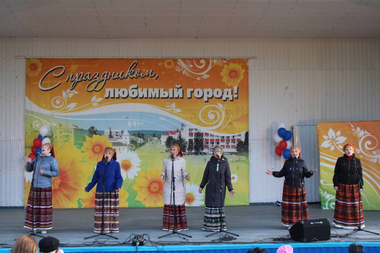 В городском парке культуры и отдыха Нового Оскола состоялся праздничный концерт, посвящённый Дню весны и Труда.