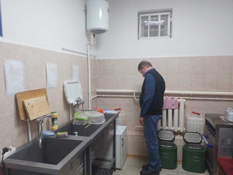 Представители Общественного совета совместно с заместителем начальника ОМВД посетили изолятор временного содержания ОМВД России.