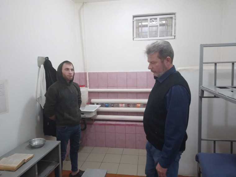 Представители Общественного совета совместно с заместителем начальника ОМВД посетили изолятор временного содержания ОМВД России.