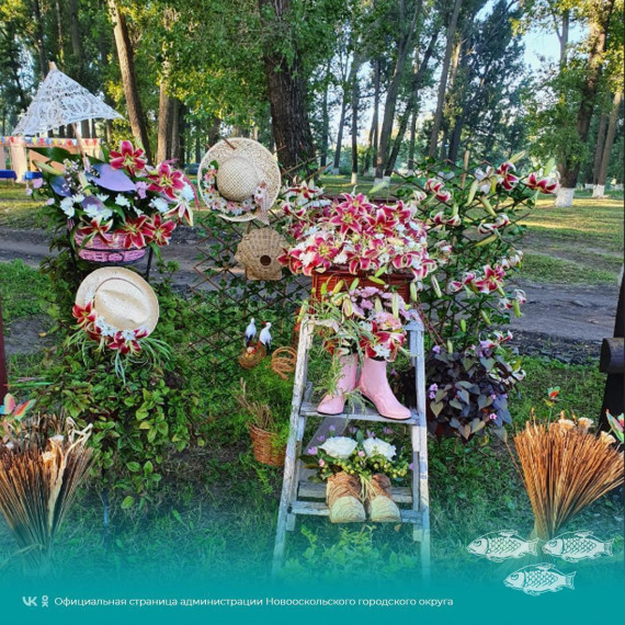 В рамках фестиваля «Новый Оскол в цвету» в день празднования  375-годовщины со дня образования города Новый Оскол  новооскольские предприниматели представили цветочные композиции, которые украсили входную группу пикник-парка «Остров».